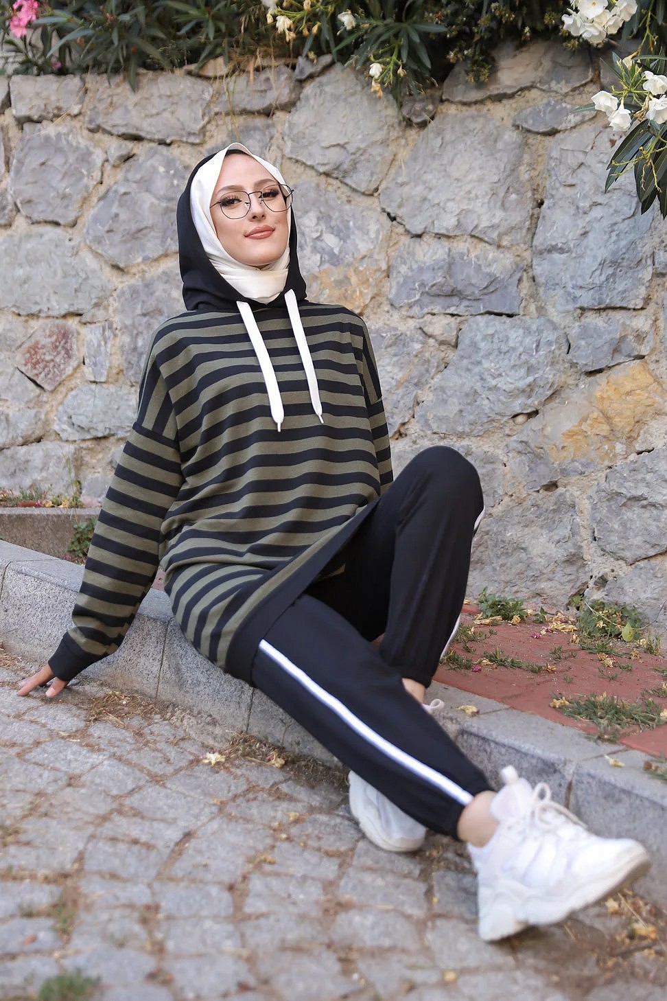 Ensemble survêtement Sportswear - Tenue décontractée et de sport femme  musulmane - Sweat-shirts et pantalon jogging - Couleur Noir - Prêt à porter  et accessoires